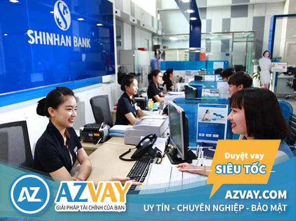 Khách hàng đến vay tín chấp theo lương tại Shinhan Bank