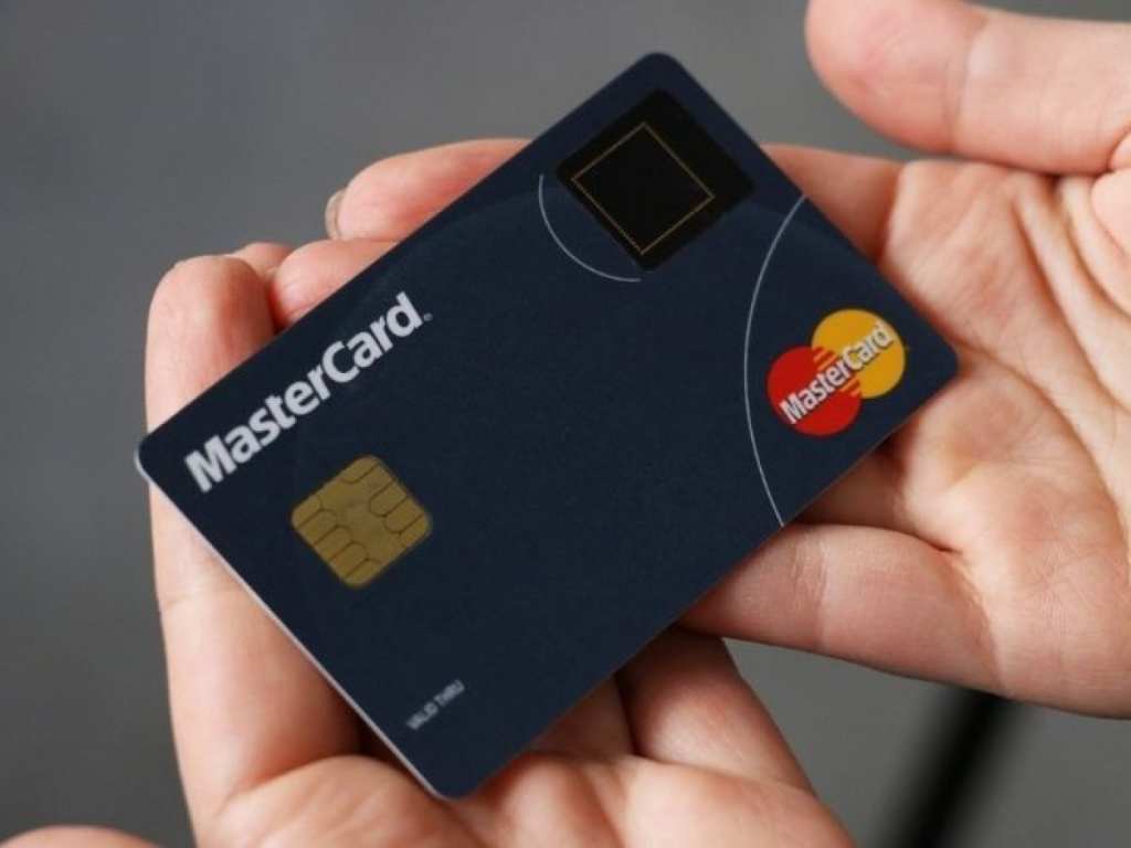 Nên làm thẻ Visa hay thẻ MasterCard?